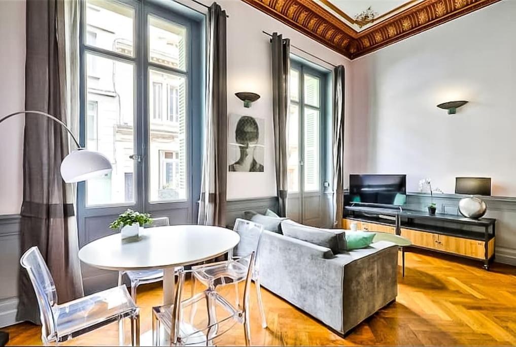 Apartment Chic & Baroque Avec Parking Securise